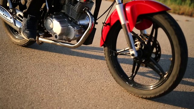 在乡村道路上骑摩托车的人视频素材