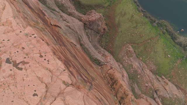 峡谷悬崖的鸟瞰图视频下载