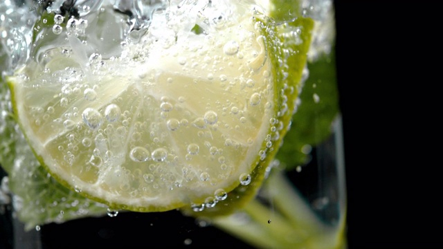 SLO MO在酸橙饮料中加入冰块视频素材