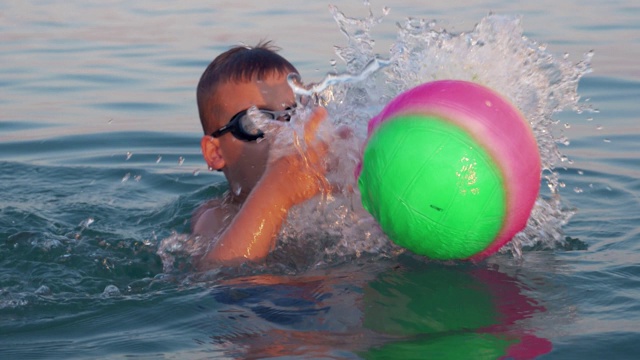 带着球在海里洗澡的孩子视频下载