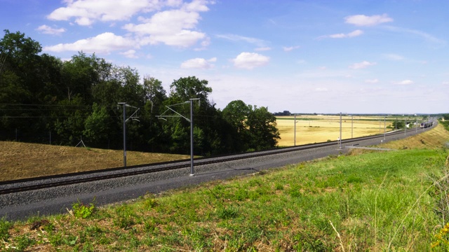 法国高速铁路TGV穿过乡村，默兹区，洛林视频素材