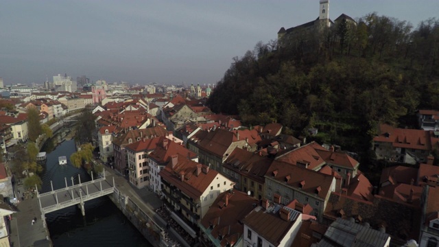 空中拍摄的卢布尔雅那城堡山视频下载