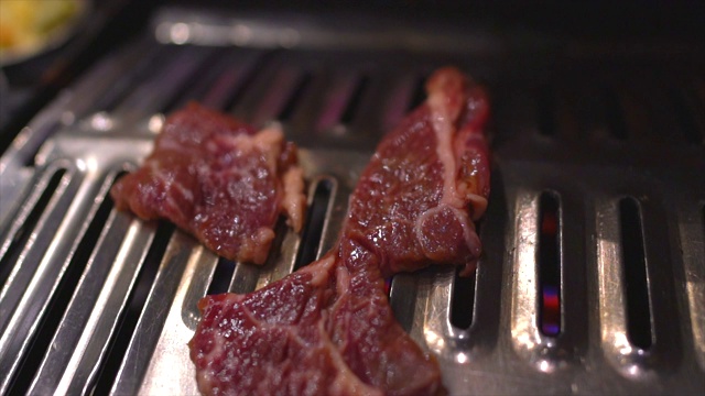 慢动作牛肉烤肉放在热烤架上烹调视频下载