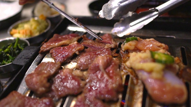 慢动作剪刀切割韩国烤肉牛肉视频下载