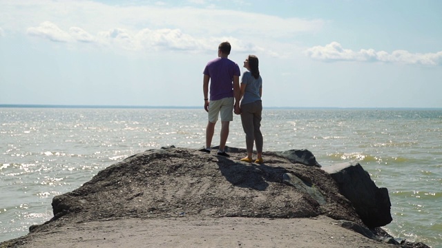 年轻夫妇欣赏大海的景色视频下载