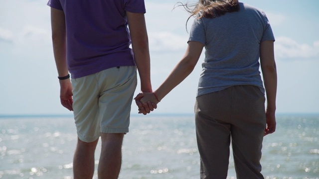 年轻夫妇在海边牵着手视频素材