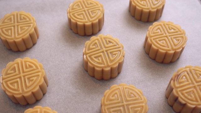 自制的粤式月饼糕点放在烤盘上烘烤视频素材