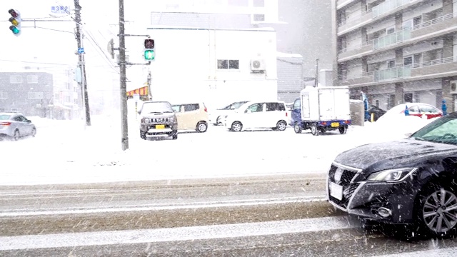 日本札幌市早上的道路和交通上都下着雪视频素材