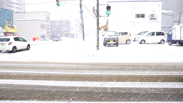 日本札幌市早上的道路和交通上都下着雪视频素材