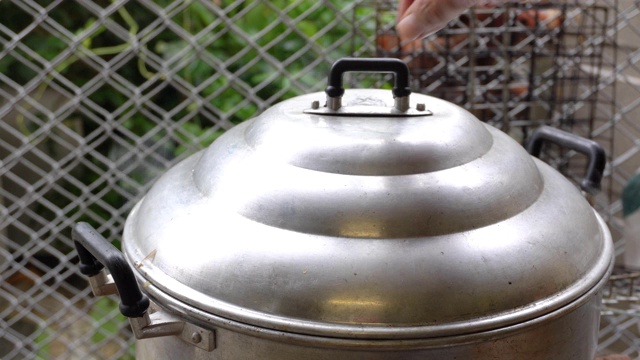 蒸汽从锅里冒出来视频素材