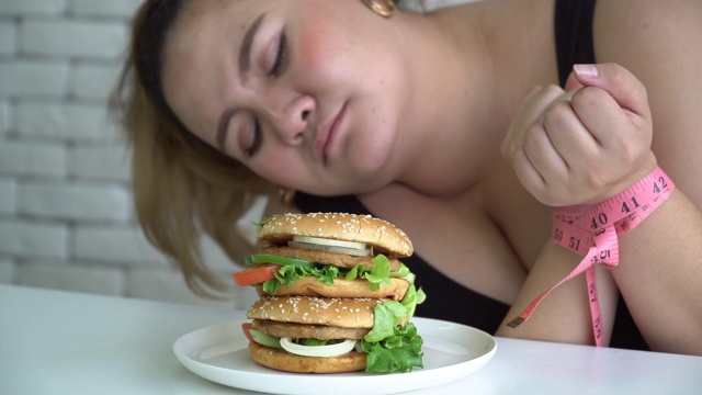 超重女性饮食视频素材