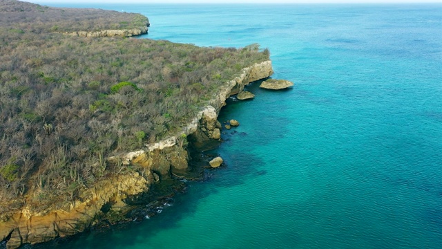 Playa Sta地区的鸟瞰图。拥有海岸线和绿松石海水的克鲁兹- Curaçao/加勒比海/荷属安的列斯视频下载