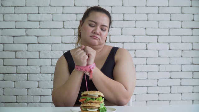 超重女性饮食视频素材