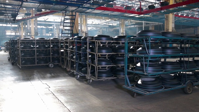 轮胎在工厂的传送带上移动视频素材