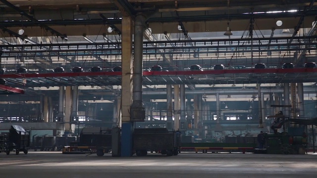带轮胎的输送机在工厂。轮胎生产视频素材