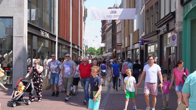 6月21日，游客和当地人在荷兰阿纳姆市中心购物视频下载