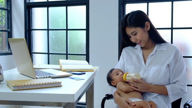 年轻的母亲抱着刚出生的婴儿喂奶视频素材
