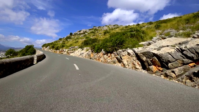 汽车POV:在西班牙马略卡岛的乡村道路上行驶视频素材