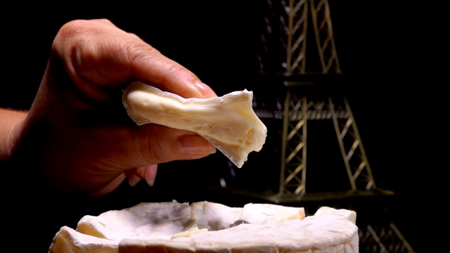 手指挤着一片松软的法国奶酪视频下载