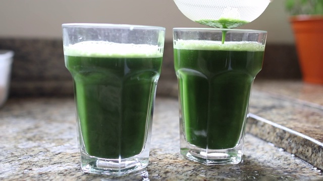 绿蔬菜汁由甘蓝和蔬菜制成的排毒汁视频素材