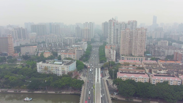 广州的桥梁，汽车交通和城市景观。广东,中国。鸟瞰图视频素材