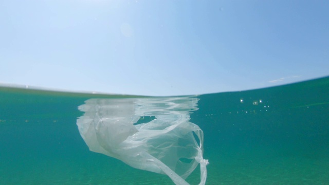 环境问题:清洁海洋，手去塑料袋。视频下载