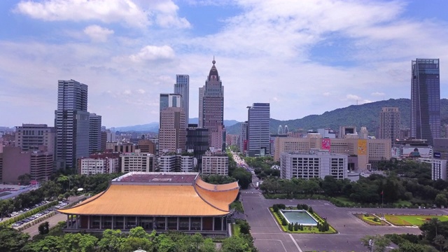 鸟瞰图台北市中心，台湾。智慧城市中的金融区和商业中心。摩天大楼和高层建筑。视频素材