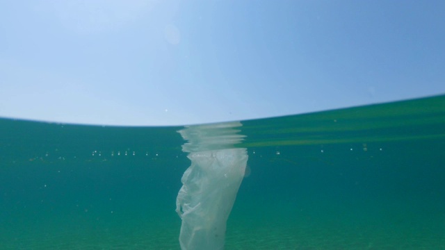 环境问题:清洁海洋，手去塑料袋。视频下载