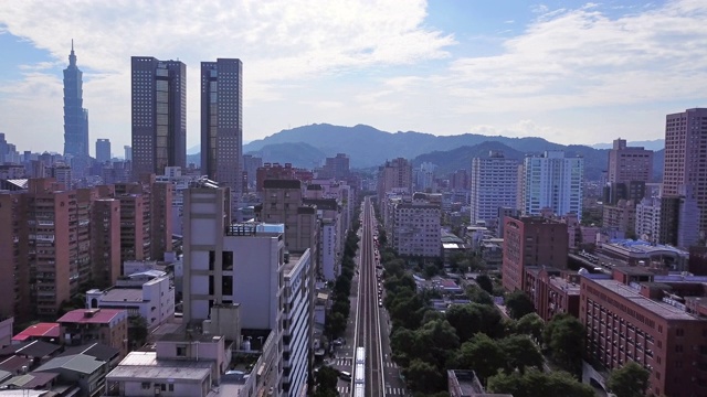 鸟瞰图台北市中心，台湾。智慧城市中的金融区和商业中心。摩天大楼和高层建筑。视频素材