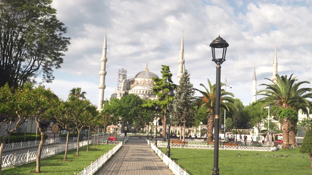 伊斯坦布尔春天的早晨，一个万向节走向蓝色的清真寺视频下载