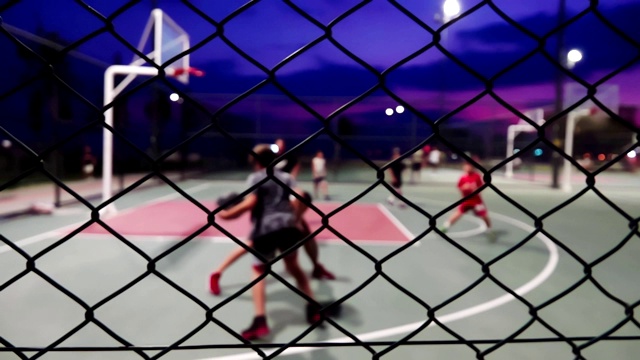 晚上的篮球视频下载