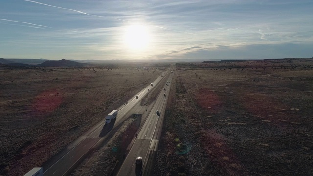 历史悠久的66号公路——现代40号公路——位于新墨西哥州拉古纳附近的沙漠中，距离阿尔伯克基不远。无人机视频与向前摄像机运动视频下载