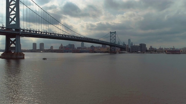 费城市中心。本杰明富兰克林桥和德拉瓦河的远景。无人机视频与向前和上升的相机运动。视频素材