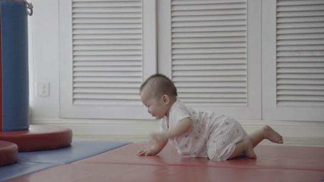R/T MS 7个月亚洲女婴愉快地在垫子上爬行/重庆，中国视频下载