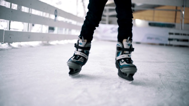 在溜冰场滑冰视频素材
