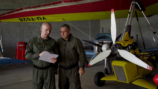 两个机械师在飞行测试前做的视频素材