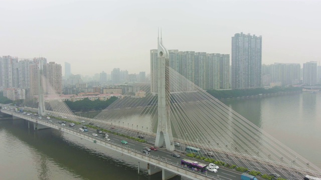 广州的桥梁，汽车交通和城市景观。广东,中国。鸟瞰图视频素材