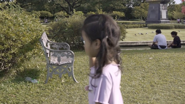 亚洲儿童使用放大镜探索公园视频素材