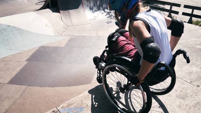 z世代女子在滑板公园做特技慢动作视频轮椅视频素材