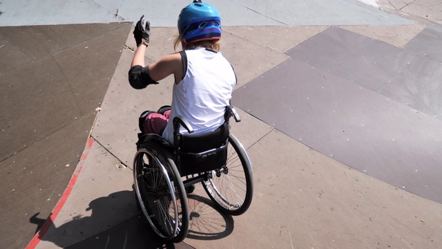 z世代女子在滑板公园做特技慢动作视频轮椅视频下载