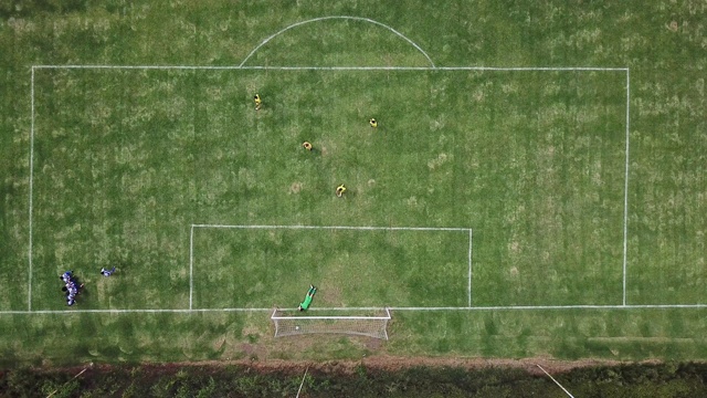 男人在足球比赛中得分-无人机的视角视频素材