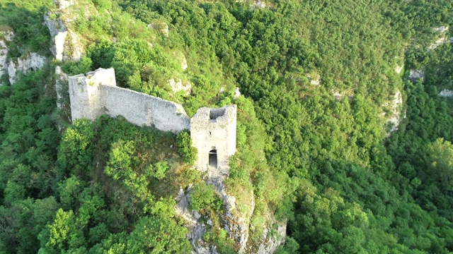 山上的旧城堡视频素材