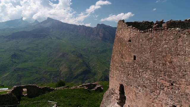 北奥塞梯山区的古老堡垒和塔。Alania,北部高加索地区视频素材