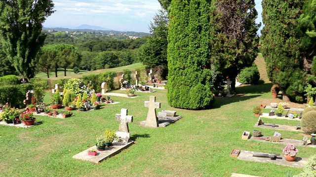 乡村附近的巴斯克小墓地。法国视频下载