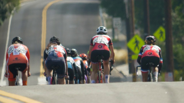 妇女在公路自行车比赛中比赛。视频下载