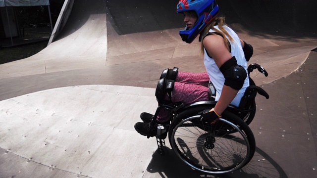 z世代女子在滑板公园做特技慢动作视频轮椅视频素材