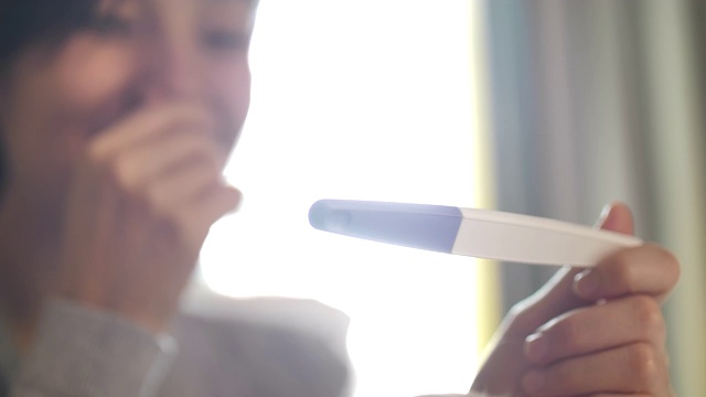 亚洲女性对孕检感到高兴视频素材