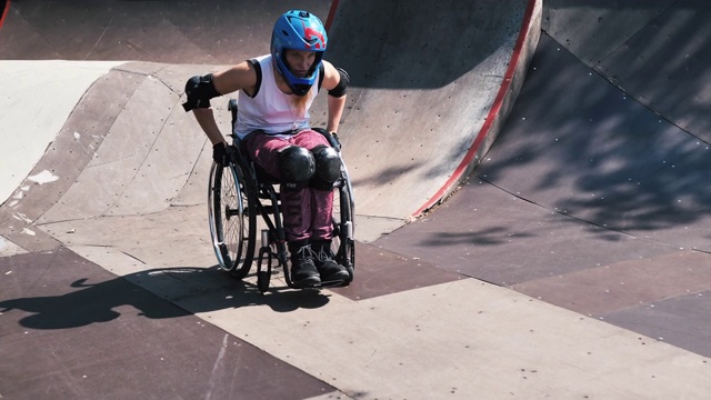 z世代女子在滑板公园做特技慢动作视频轮椅视频下载