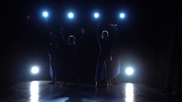 四个年轻的熟练芭蕾舞者跳现代芭蕾的慢动作视频下载