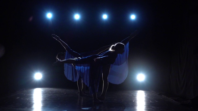 四位经验丰富的优雅芭蕾舞者跳现代芭蕾的慢动作视频下载